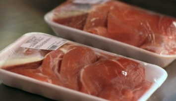 "Грязная" доставка: житель Запорожья показал, как мясо попадает на прилавки магазинов (ФОТО)