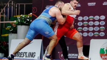 Украинский тяжеловес победил россиянина в схватке за бронзу чемпионата Европы