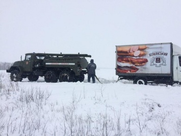 Запорожские спасатели отбуксировали из кюветов скорую" помощь, маршрутку, 22 грузовика и 3 легковых авто