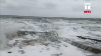 Мощный шторм в Крыму: впечатляющие видео дикой стихии