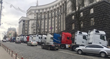 На протест под Кабмин пригнали фуры и маршрутки: что требуют перевозчики - фото