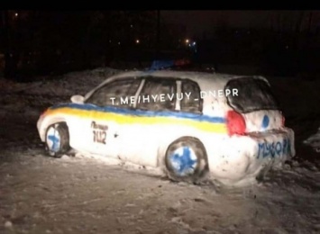 Мастер-класс: в Днепре слепили полицейскую машину из снега (ФОТО, ВИДЕО)