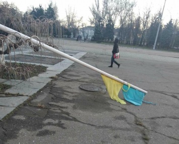 Возле Одесского дома профсоюзов рухнула покосившаяся стойка с флагом Украины