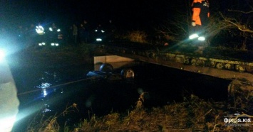 В Днепропетровской области автомобиль упал с моста в реку - погибла девушка