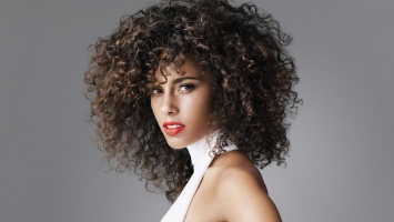 ТОП-5 лучших женских стрижек для кучерявых волос: главные тренды 2020