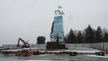 Конец эпохи: в Запорожье начали демонтаж постамента памятника Ленину