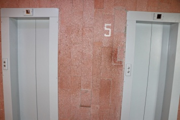 В медучреждениях Одессы ремонтируют лифты