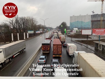 Въезды в Киев и центр столицы блокировали дальнобойщики, которые требуют изменить правила грузовых перевозок. Фото и видео