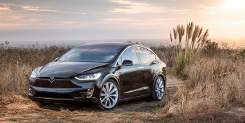 Tesla отправит в ремонт 15 тысяч кроссоверов Model X