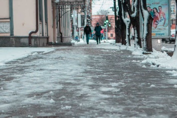 Груды снега летят с крыш: в Днепре борются с последствиями непогоды, - ВИДЕО