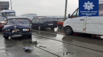 В Днепре на Амурском мосту столкнулись три автомобиля
