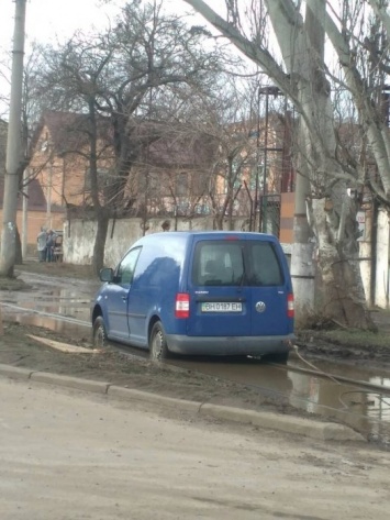 В Николаеве автомобиль застрял на трамвайных путях