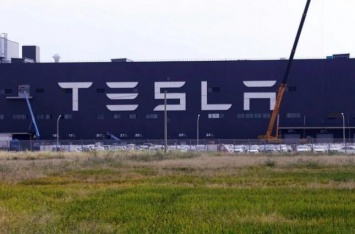 Tesla отзывает 15 тысяч электрокаров Model X в Северной Америке
