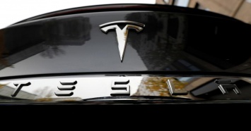 Tesla отзывает 15 тысяч электромобилей из-за заводского брака