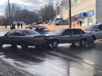 В центре города ДТП - автомобили объезжают по тротуарам (ФОТО)
