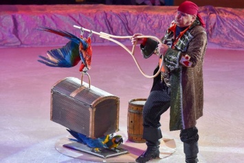 В запорожском цирке выступают козочки и пират с попугаями
