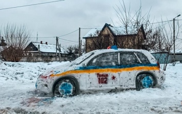 Полицейская машина из снега в Днепре: реакция патрульных и новый «креатив» авторов