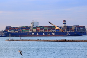 В Одессу из Китая прибыл контейнеровоз, который беспокоил медиков: все моряки здоровы фото)