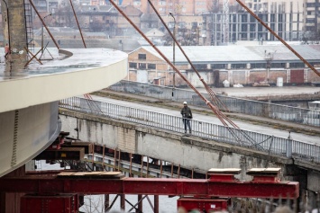 Киевский мост, который строят десятки лет, показали с высоты птичьего полета