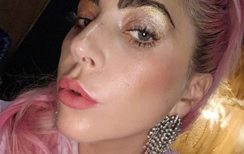 Без бровей и ресниц: Леди Гага удивила странным образом из повседневной жизни