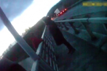 Хотела шагнуть с моста: в Виннице полицейские спасли беременную женщину. Невероятное видео