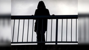 В Виннице полицейские помешали беременной женщине спрыгнуть с моста: видео