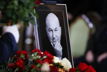 Путин поручил правительству Москвы увековечить память Лужкова