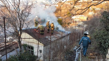 Пожарные под Ялтой спасли мужчину из горящего дома
