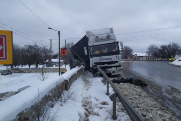 На Харьковщине фура врезалась в отбойник: автомобиль доставали с помощью спецтехники, - ФОТО