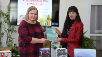 Елизавета Глущенко передала книги в дар библиотеке