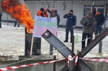 Харьков заволокло едким дымом: протестующие на рынке построили баррикады и жгут шины