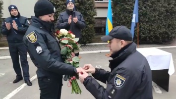 Во Львове полицейский трогательно признался в любви коллеге в День святого Валентина. ВИДЕО
