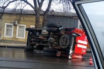 В Одессе две легковушки «уложили на лопатки» пожарную машину