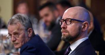 Яценюк раскритиковал инициативу "Двенадцать шагов к миру на Донбассе"