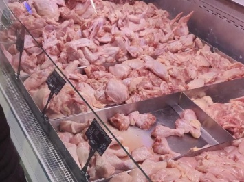 В супермаркетах подешевела курятина: что случилось и опасно ли ее есть