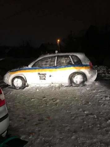 В Днепре вылепили снежный Prius, а горожане вызвали к нему полицию, - ФОТО