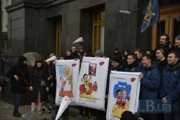 К Офису президента принесли валентинки с Зеленским и Путиным