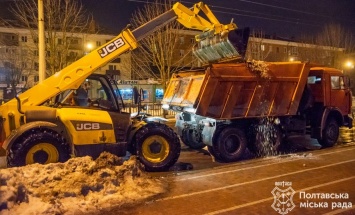 С территории Полтавы вывозят снег