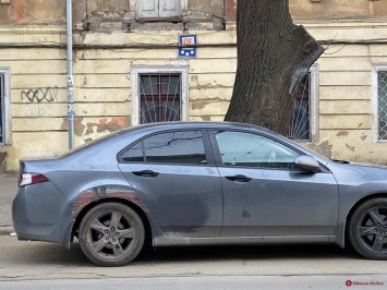 Автохам бросил машину на рельсах в центре Одессы и был наказан трамваем