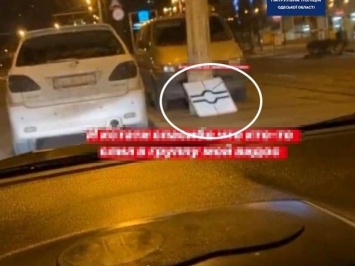 Нелепая шутка: одесситка украла дорожный знак и сама опубликовала об этом видео