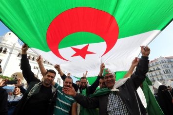 "Мы не остановимся" - скандируют протестующие в Алжире