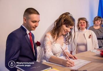 В Мультицентре на Левобережье провели первую свадебную церемонию