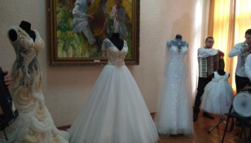 В Черновцах представили выставку платьев, которые шьют в "свадебном" селе