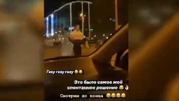 Ради развлечения девушка украла дорожный знак в Одессе: теперь ей может грозить тюрьма
