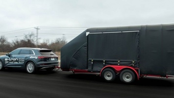 Электрокар Audi E-Tron отбуксировал 2-тонный прицеп