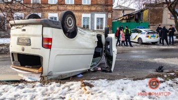 В Днепре на Нестерова перевернулся Volkswagen Transporter