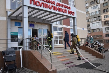 В Одессе из детской поликлиники эвакуировали людей из-за условного пожара (фото, видое)