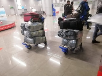В Одесском аэропорту задержали пассажиров с чемоданами, набитыми брендами: что их выдало