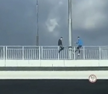 «А потом скидываемся на лечение»: в Запорожье подростки взобрались на перила моста (ВИДЕО)