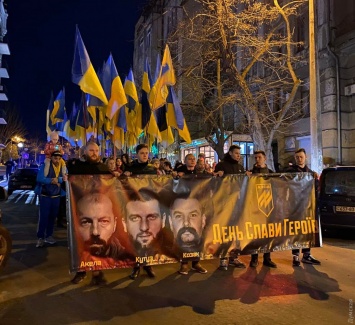 Одесские патриоты зажгли фаеры в память о погибших бойцах «Азова»